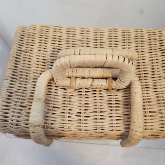 Beautiful Wicker Basket, locking lid and handles 7x8 - Picture 4 of 7